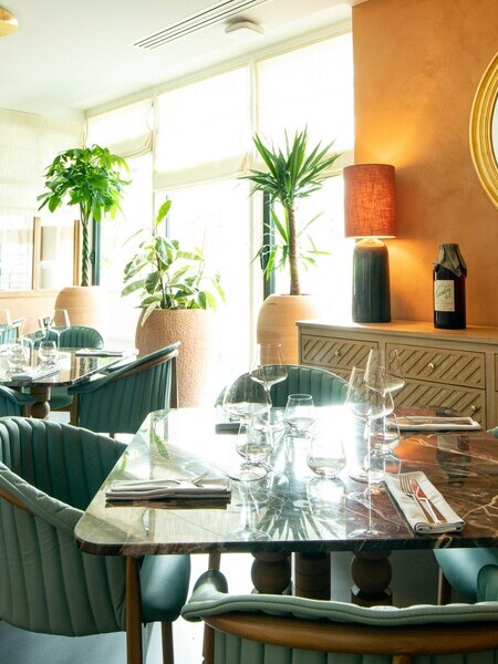 STUDIO-EMMA-ROUX-DECORATION-INTERIEUR-ARCHITECTE-SUSPENSION-LUMINAIRE-MOBILIER-CHAISE-TABLE-BANQUETTE