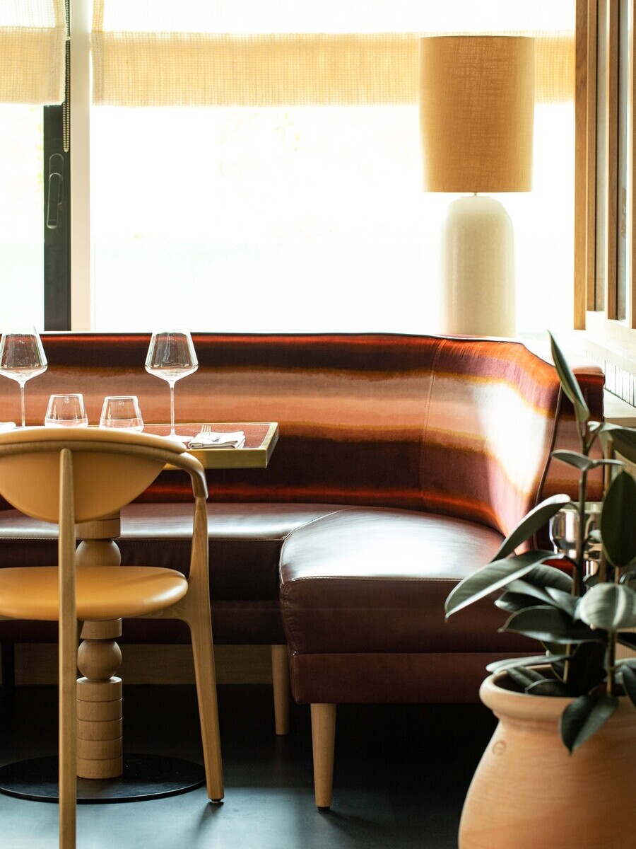 STUDIO-EMMA-ROUX-DECORATION-INTERIEUR-ARCHITECTE-SUSPENSION-LUMINAIRE-MOBILIER-CHAISE-TABLE-BANQUETTE