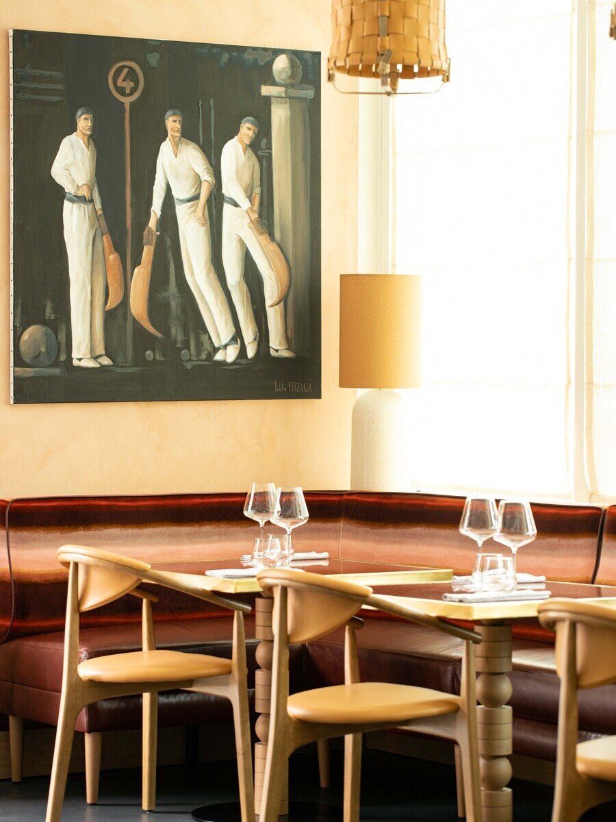 STUDIO-EMMA-ROUX-DECORATION-INTERIEUR-ARCHITECTE-SUSPENSION-LUMINAIRE-MOBILIER-CHAISE-TABLE-BANQUETTE