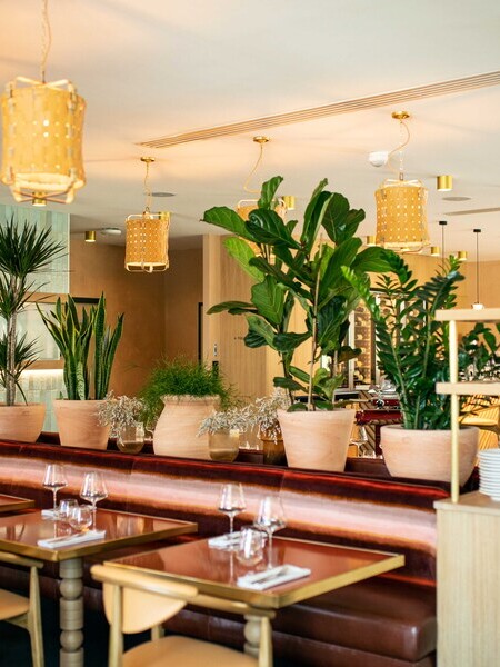 STUDIO-EMMA-ROUX-DECORATION-INTERIEUR-ARCHITECTE-SUSPENSION-LUMINAIRE-MOBILIER-CHAISE-TABLE-BANQUETTE