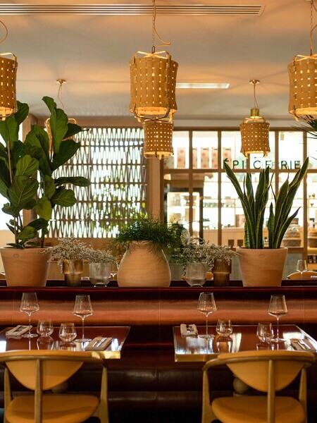 STUDIO-EMMA-ROUX-DECORATION-INTERIEUR-ARCHITECTE-SUSPENSION-LUMINAIRE-MOBILIER-CHAISE-TABLE-BANQUETTE