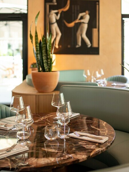 STUDIO-EMMA-ROUX-DECORATION-INTERIEUR-ARCHITECTE-SUSPENSION-LUMINAIRE-MOBILIER-CHAISE-TABLE-BANQUETTE