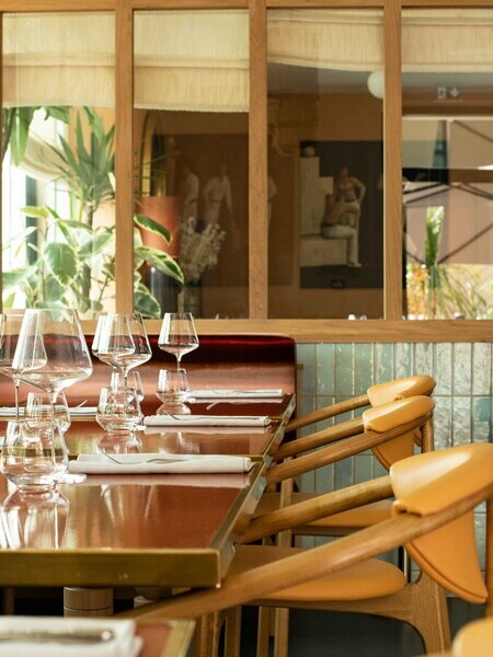 STUDIO-EMMA-ROUX-DECORATION-INTERIEUR-ARCHITECTE-SUSPENSION-LUMINAIRE-MOBILIER-CHAISE-TABLE-BANQUETTE