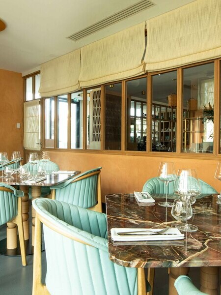 STUDIO-EMMA-ROUX-DECORATION-INTERIEUR-ARCHITECTE-SUSPENSION-LUMINAIRE-MOBILIER-CHAISE-TABLE-BANQUETTE